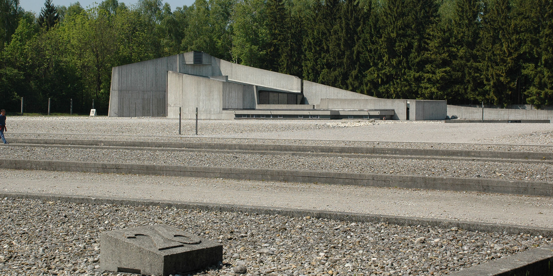 Mittwochs und freitags um 12.30 Uhr lädt das Team zu einer Andacht, bei der an einen Häftling des Konzentrationslagers Dachau erinnert wird.
